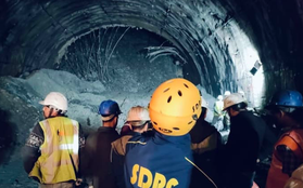 Ấn Độ: 40 công nhân mắc kẹt dưới hầm sập vẫn an toàn