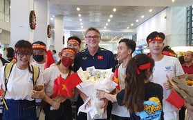 Đội tuyển Việt Nam đổ bộ Philippines, được người hâm mộ chào đón nồng nhiệt