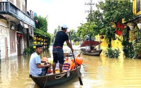 Hội An đón đợt lũ lớn nhất từ đầu năm, dân bơi thuyền đi lại trong khu phố cổ