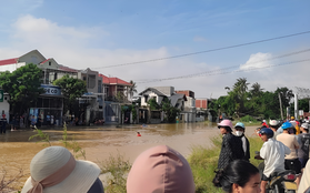 Đang chơi cùng bạn trước nhà, cháu gái 3 tuổi trượt chân xuống sông mất tích