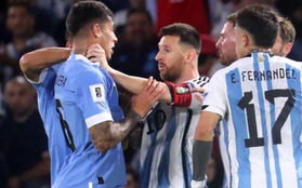 Messi đánh chỏ, bóp cổ đối thủ trong ngày tuyển Argentina bất ngờ nhận thất bại