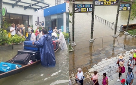 Tình hình du lịch Huế những ngày mưa lụt: Có nơi đã mở cửa trở lại, du khách tranh thủ trải nghiệm theo cách riêng
