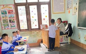 Học sinh lớp 6 ngồi bàn giáo viên "dạy học sinh lớp 1": Bất ngờ người chụp ảnh