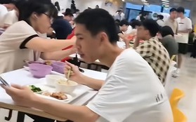 Ảnh chụp một sinh viên Thanh Hoa trong canteen bị lan truyền, netizen cảm thán sự khác nhau giữa “học bá” và người thường