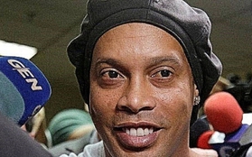 Báo Tây Ban Nha: Ronaldinho vỡ nợ, tài khoản còn 6 USD