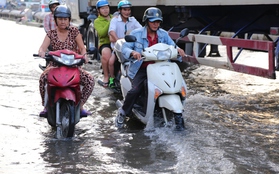 Người dân TPHCM chật vật đi lại trong ngày triều cường