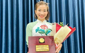 Nguyễn Thị Oanh diện áo dài, khoe giải thưởng Phụ nữ Việt Nam