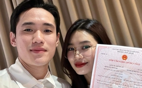 Trung vệ điển trai nhất U23 Việt Nam khoe giấy đăng ký kết hôn với vợ làm ngân hàng