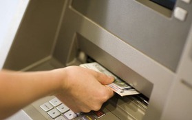 Rút tiền tại ATM nhưng máy "nuốt tiền" không nhả, hãy bình tĩnh làm theo cách này!!!