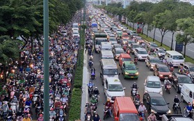 Sau tai nạn sát giờ cao điểm, cửa ngõ sân bay Tân Sơn Nhất kẹt xe nghiêm trọng