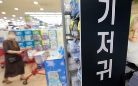 Tỷ lệ sinh thấp kéo theo nỗi khổ cha mẹ Hàn Quốc phải đối mặt, mỗi lần vào siêu thị tìm mỏi mắt mới thấy thứ cần thiết này