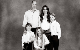 Gia đình William - Kate "gây sốt" khi công bố ảnh thiệp Giáng sinh đặc biệt chưa từng thấy, Charlotte gây ngỡ ngàng với thần thái ấn tượng