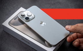 iPhone 15 Pro Max giá 5 triệu đồng: Giống bản 35 triệu đến 90%, một chi tiết giúp phân biệt để không bị "hớ"