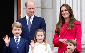 Thiệp Giáng sinh năm 2023 của William và Kate gửi đi một thông điệp mạnh mẽ về tình thân gia đình, người hâm mộ dễ dàng thấu hiểu