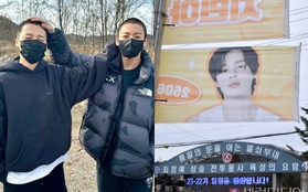 Jimin - Jungkook (BTS) gây bão với khoảnh khắc xoa "đầu trứng cút" của nhau ngày nhập ngũ, fan chuẩn bị banner cổ vũ hoành tráng ngoài doanh trại