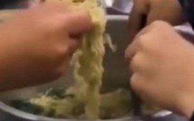Vụ 11 học sinh ăn 2 gói mì tôm chan cơm: Xử lý nghiêm khi có kết luận