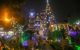 Các nhà thờ lớn ở Hà Nội trang hoàng lung linh chào đón Giáng sinh