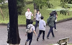 Đứng ở sân trường chào từng học sinh, hiệu trưởng ở Huế nhận cơn mưa lời khen