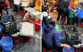 Xôn xao thông tin hàng bánh trôi tàu trên phố cổ Hà Nội rửa bát bẩn, để đồ ăn ngay cạnh thùng rác