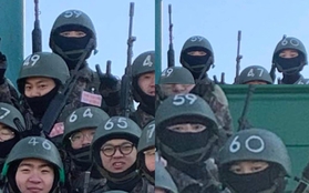 Hot rần rần ảnh hiếm của Jimin - Jungkook (BTS) trong quân đội, chỉ lộ mỗi đôi mắt cũng đủ gây bão mạng