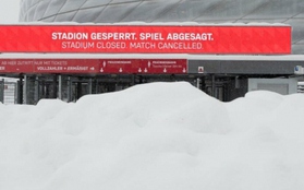 Sân vận động ''đóng băng'', trận đấu của Bayern Munich bị hoãn