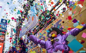 Quảng trường Thời đại ngập tràn “hoa giấy ước nguyện” trước thềm Năm mới
