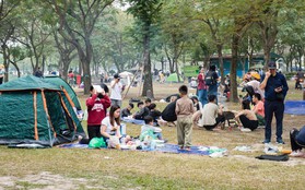 Người dân Hà Nội "đổ xô" đến công viên trong tiết trời dịu mát