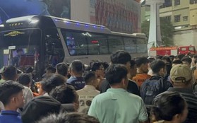 CĐV Bình Định vây khách sạn, ném đồ vào xe chở đội Thanh Hóa