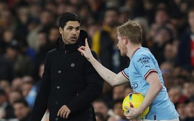 Vô lễ với Arteta, De Bruyne bị fan Arsenal ném chai nước vào đầu