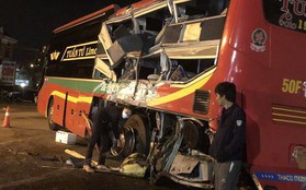 Quảng Ngãi: Xe khách va chạm với xe tải, 5 người bị thương nặng