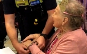 Cảnh sát ập vào còng tay cụ bà 100 tuổi đúng ngày sinh nhật, nghe lý do ai cũng phì cười