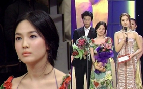Song Hye Kyo lén làm điều này khi đứng bên tài tử Kwon Sang Woo trên sân khấu 20 năm trước