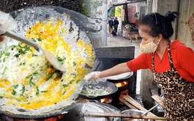 Thưởng thức món bánh chế biến trên chảo gang: Càng ăn càng "khoái"