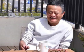 Tái xuất sau 1 năm ''ở ẩn'', tỷ phú Jack Ma gây chú ý với diện mạo giản dị và đôi giày vải: Càng giàu có, càng ít phô trương?