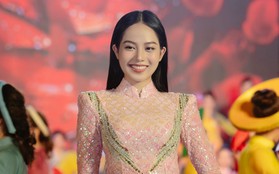 Hoa hậu Thanh Thủy xinh hết nấc với trang phục áo dài