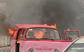 Ô tô bốc cháy ngùn ngụt trước quảng trường sân Mỹ Đình