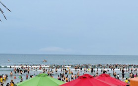 Nắng nóng, hàng nghìn người đổ về biển Đà Nẵng “giải nhiệt”