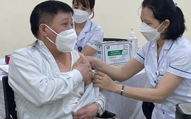 Bệnh nhân đang điều trị COVID-19 đều thuộc nhóm cần tiêm vaccine mũi 4