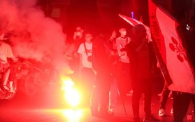CĐV Hải Phòng thách thức Hà Nội FC, chưa vào trận đấu đã đốt pháo sáng
