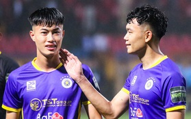 Văn Trường mặc số áo cũ của Quang Hải, được Thành Chung dành cử chỉ tình cảm khi lần đầu đá V.League