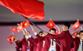 Kình ngư Nguyễn Huy Hoàng cầm cờ cho đoàn thể thao Việt Nam tại khai mạc SEA Games 32