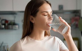 Uống nước lọc là tốt nhưng uống kiểu này tăng nguy cơ phù não, tử vong
