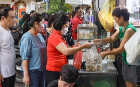 Tết Hàn thực, người dân Hà Nội xếp hàng dài từ sáng sớm chờ mua bánh trôi, bánh chay