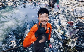 Làn sóng người trẻ "biến hình" thành công nhân dọn rác: Đằm mình trong kênh đen hôi thối để cứu môi trường