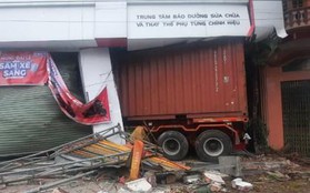 Container lao thẳng vào cửa hàng xe máy ở Hải Phòng