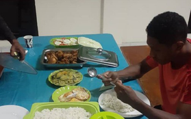 Cận cảnh bữa ăn đạm bạc và đôi giày mòn vẹt của các VĐV Timor-Leste trước SEA Games 32