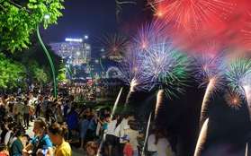 "Biển" người đổ về Công viên Văn Lang xem pháo hoa tại Lễ hội Đền Hùng
