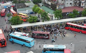 Bến Giáp Bát huy động thêm gần 200 xe, khách vẫn xếp hàng đông nghẹt để mua vé