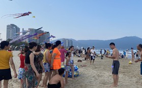 Biển Đà Nẵng rực rỡ sắc màu, đông đúc du khách