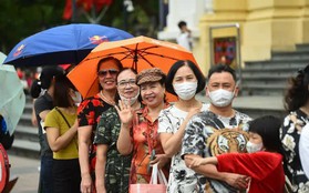 Người Hà Nội xếp hàng dưới mưa nhiều giờ đồng hồ để đi xe buýt 2 tầng miễn phí